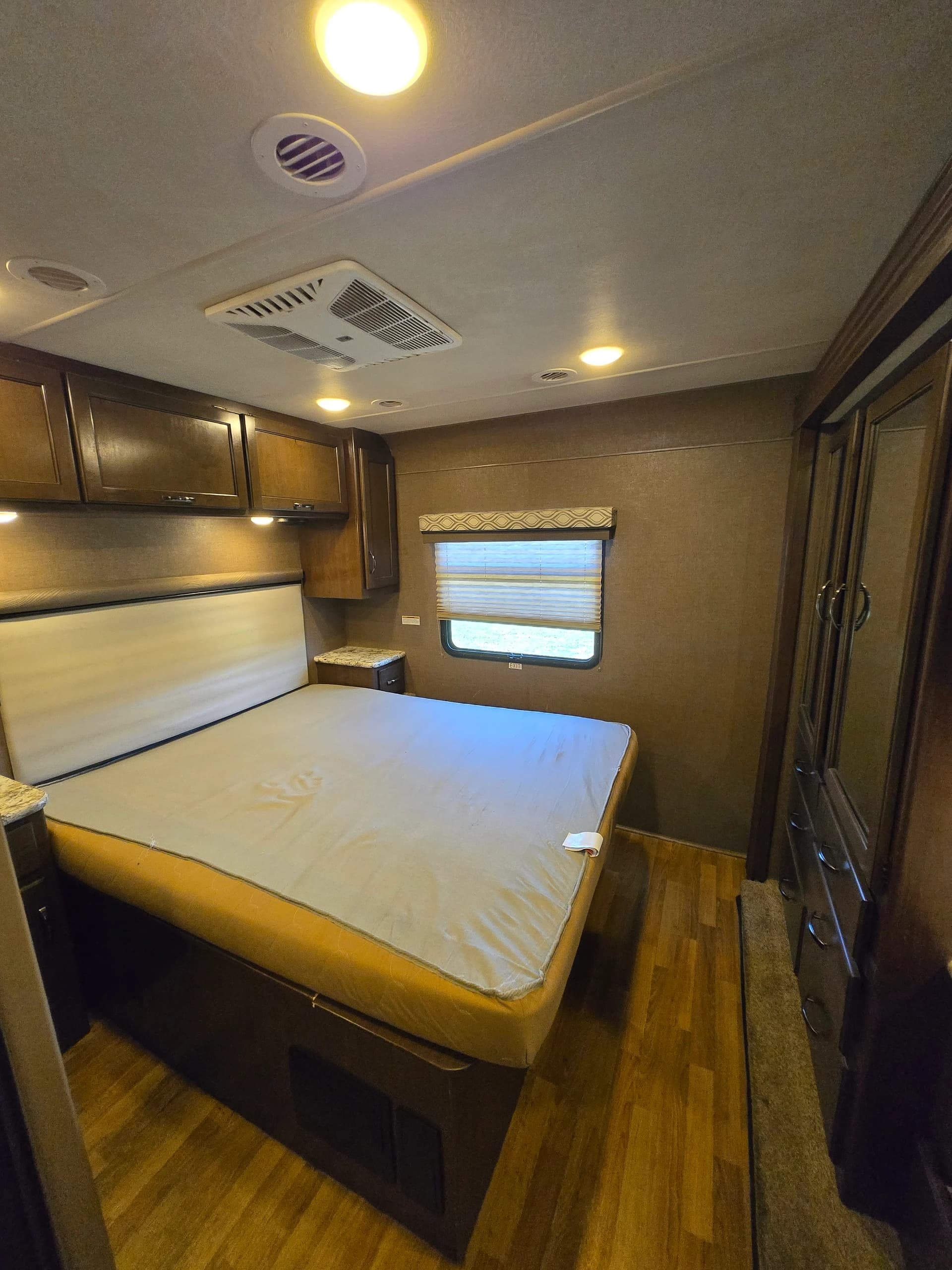 2018 Thor Freedom A30 — photo 11 of 15