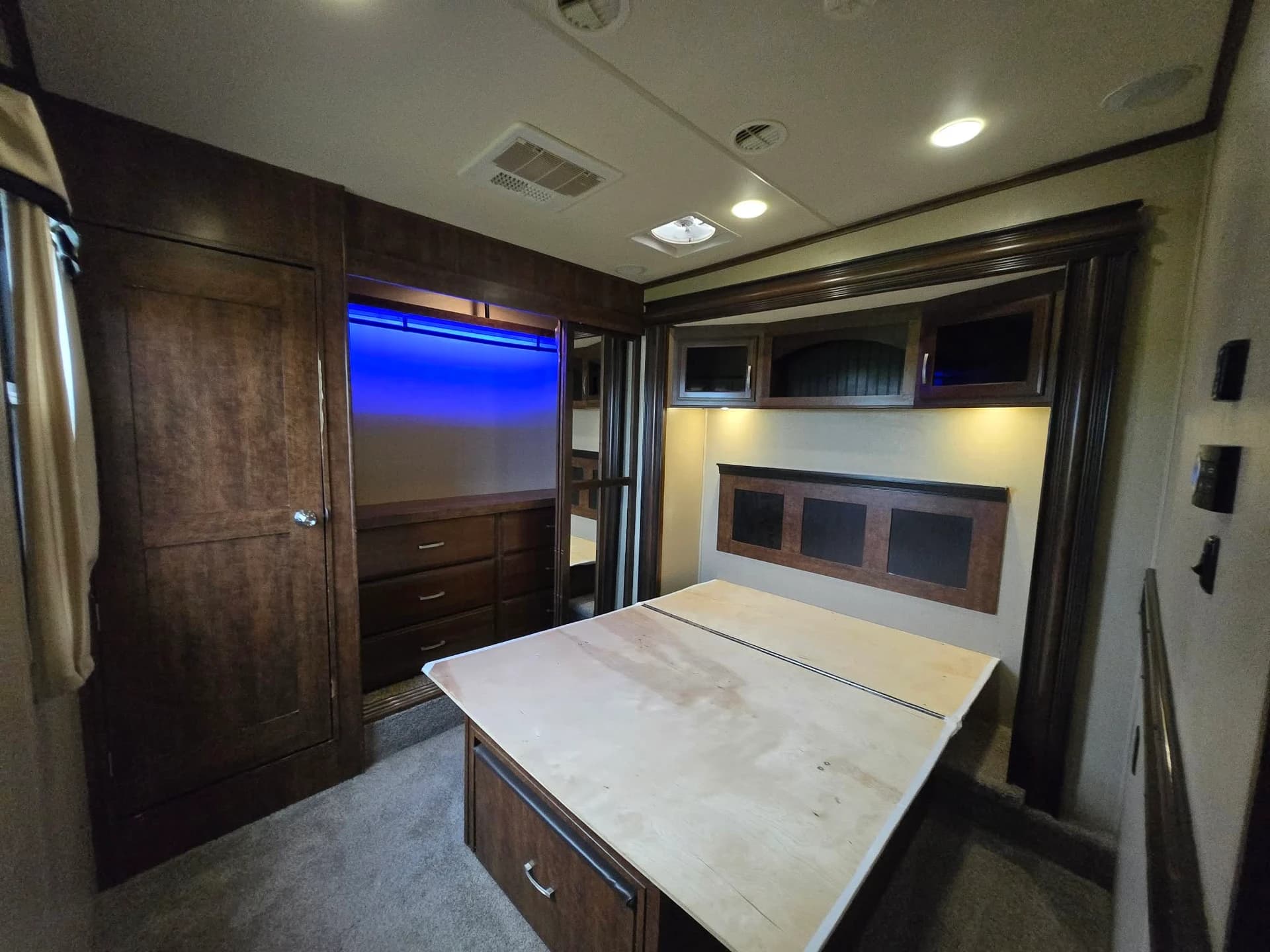2016 Grand Design Solitude 379FL — photo 7 of 15