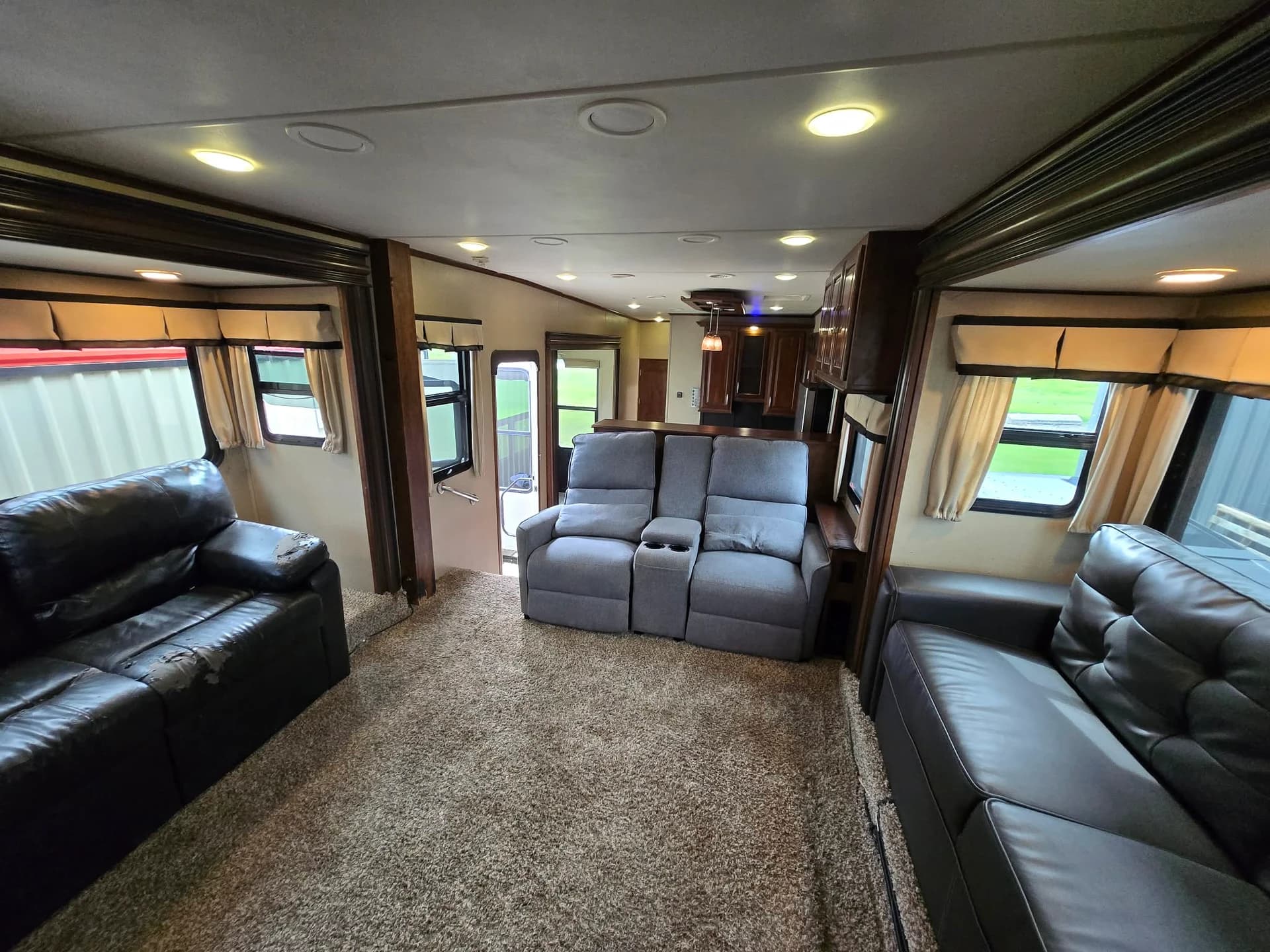 2016 Grand Design Solitude 379FL — photo 6 of 15