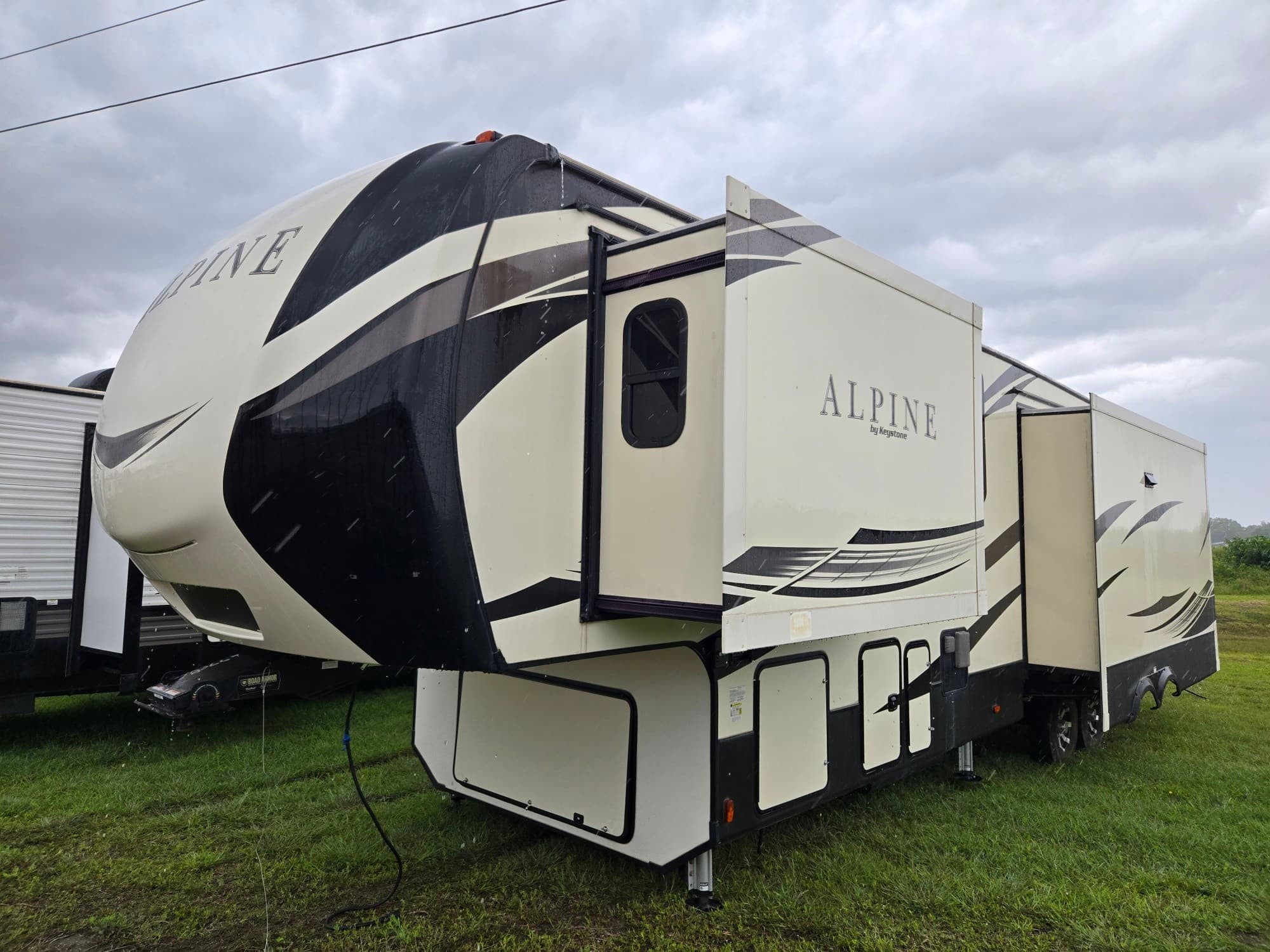 2018 Keystone Alpine 3651RL — photo 2 of 12