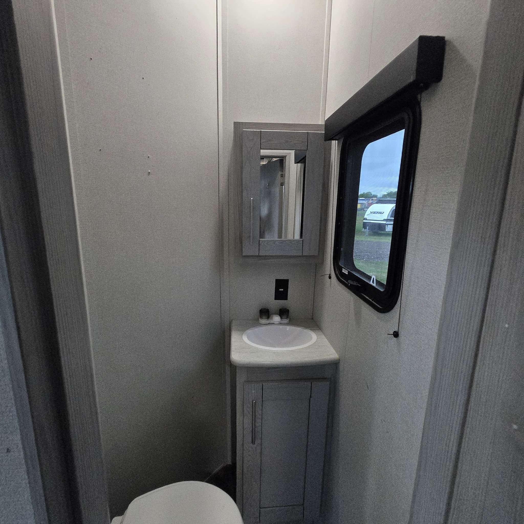 2022 Keystone Fuzion 429 — photo 10 of 21