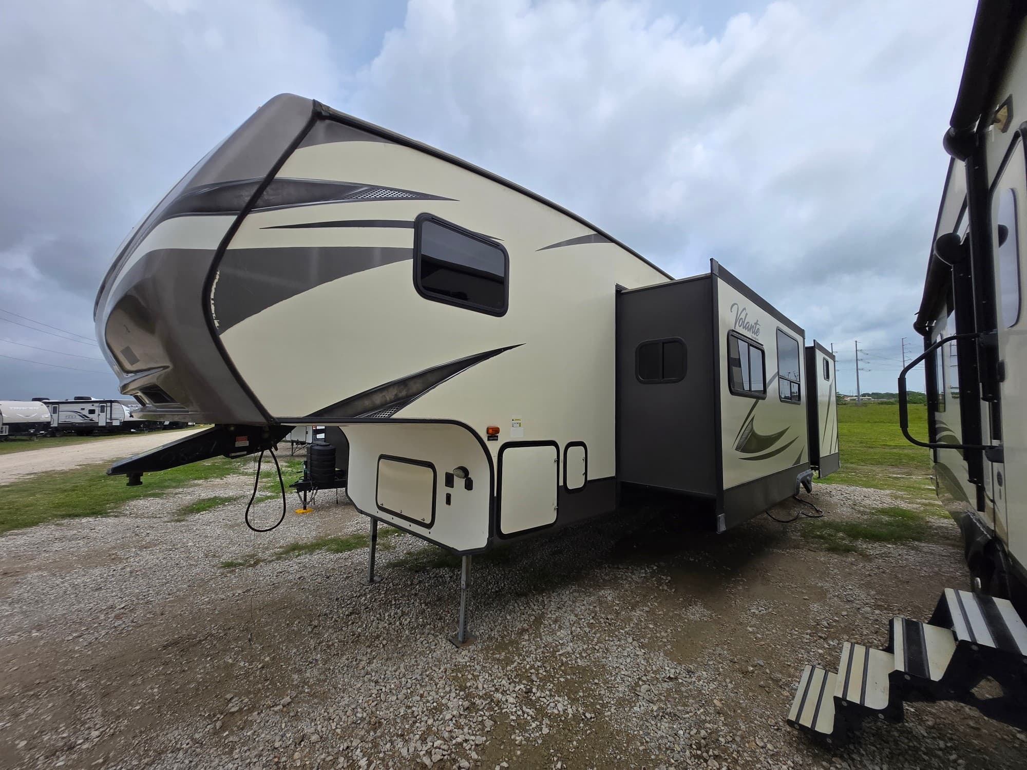 2018 Keystone Volante 310BH — photo 3 of 18