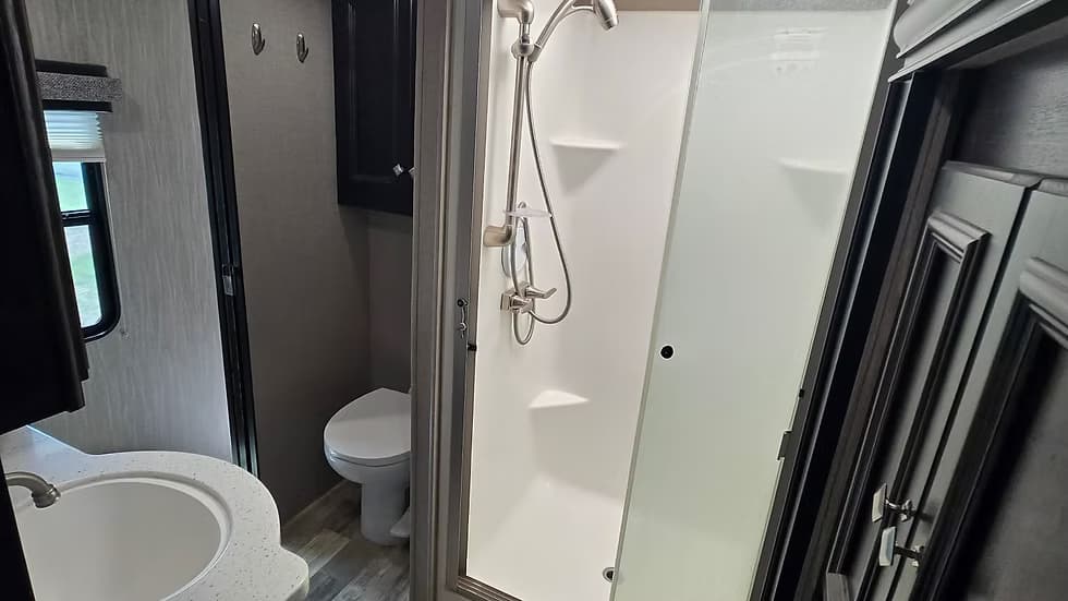 2019 Heartland Road Warrior 396rw — photo 12 of 16