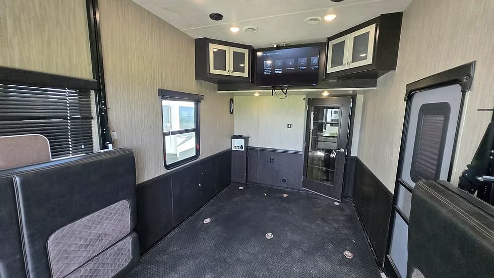 2019 Heartland Road Warrior 396rw — photo 7 of 16