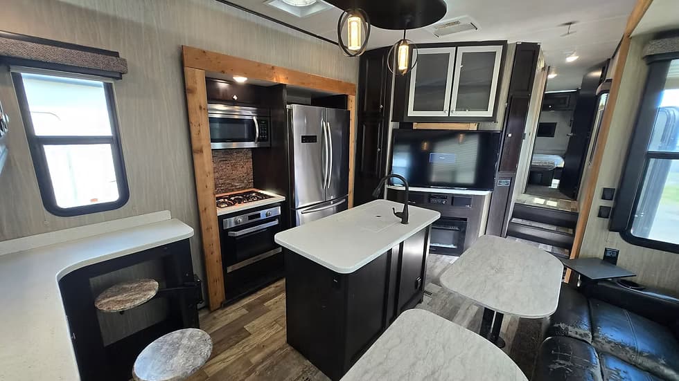 2019 Heartland Road Warrior 396rw — photo 10 of 16