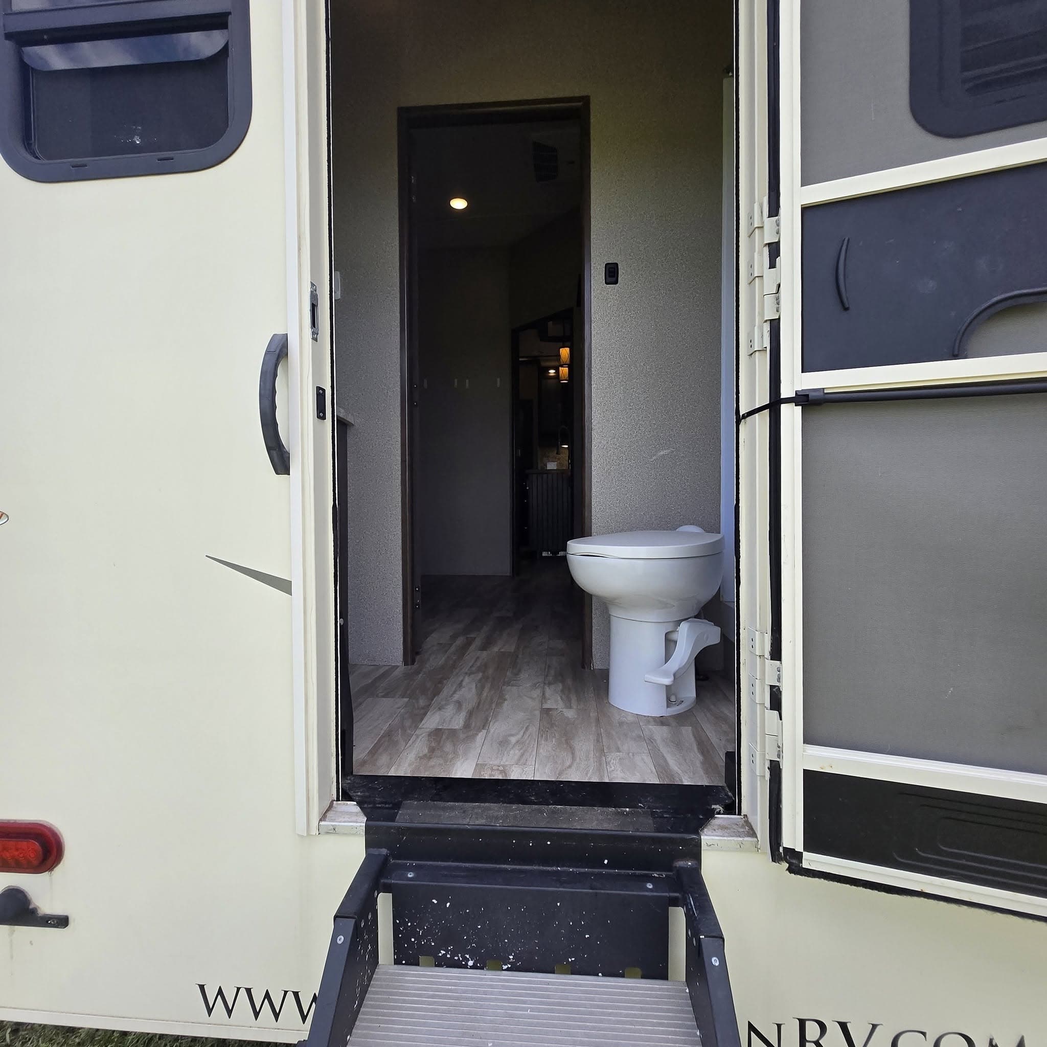 2020 Grand Design Solitude 3950BHR — photo 14 of 19