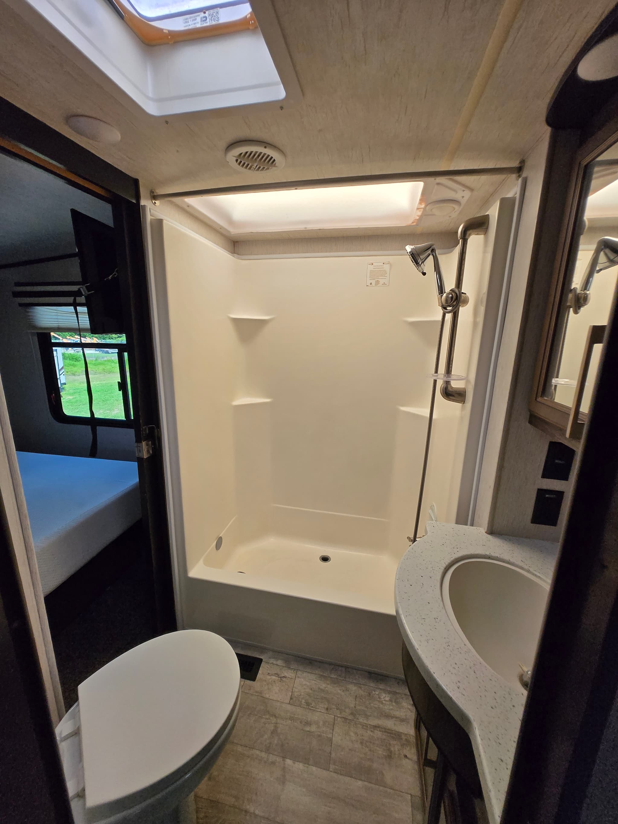2018 Heartland Cyclone 4270 — photo 16 of 17