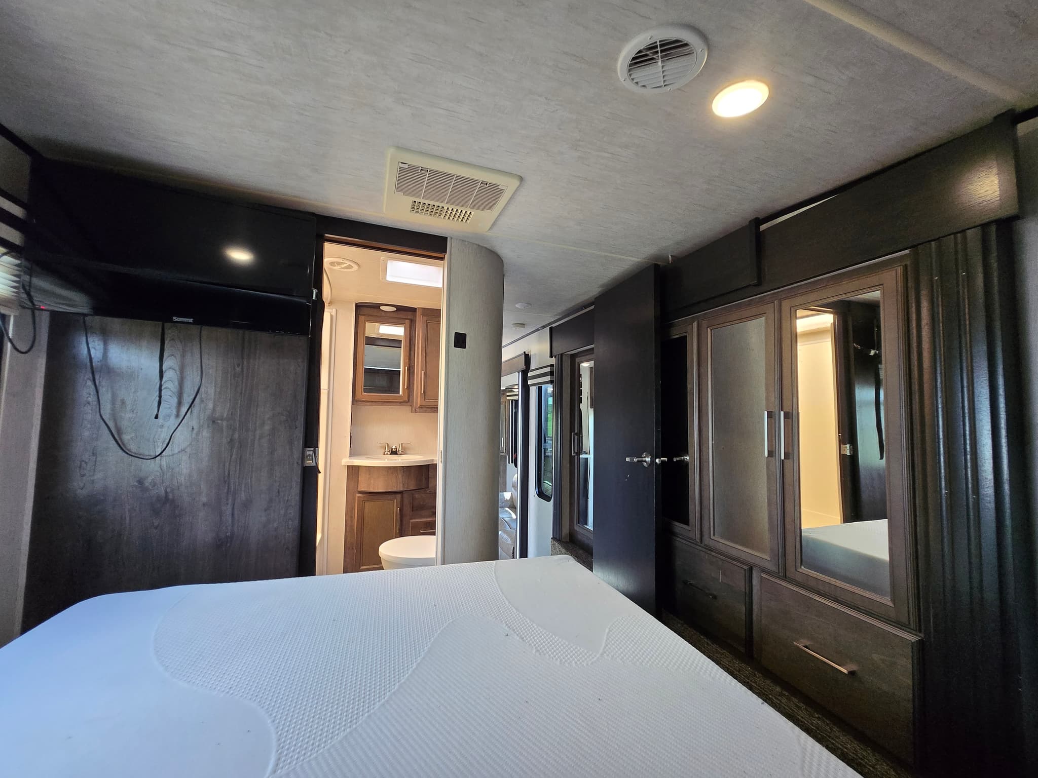 2018 Heartland Cyclone 4270 — photo 14 of 17