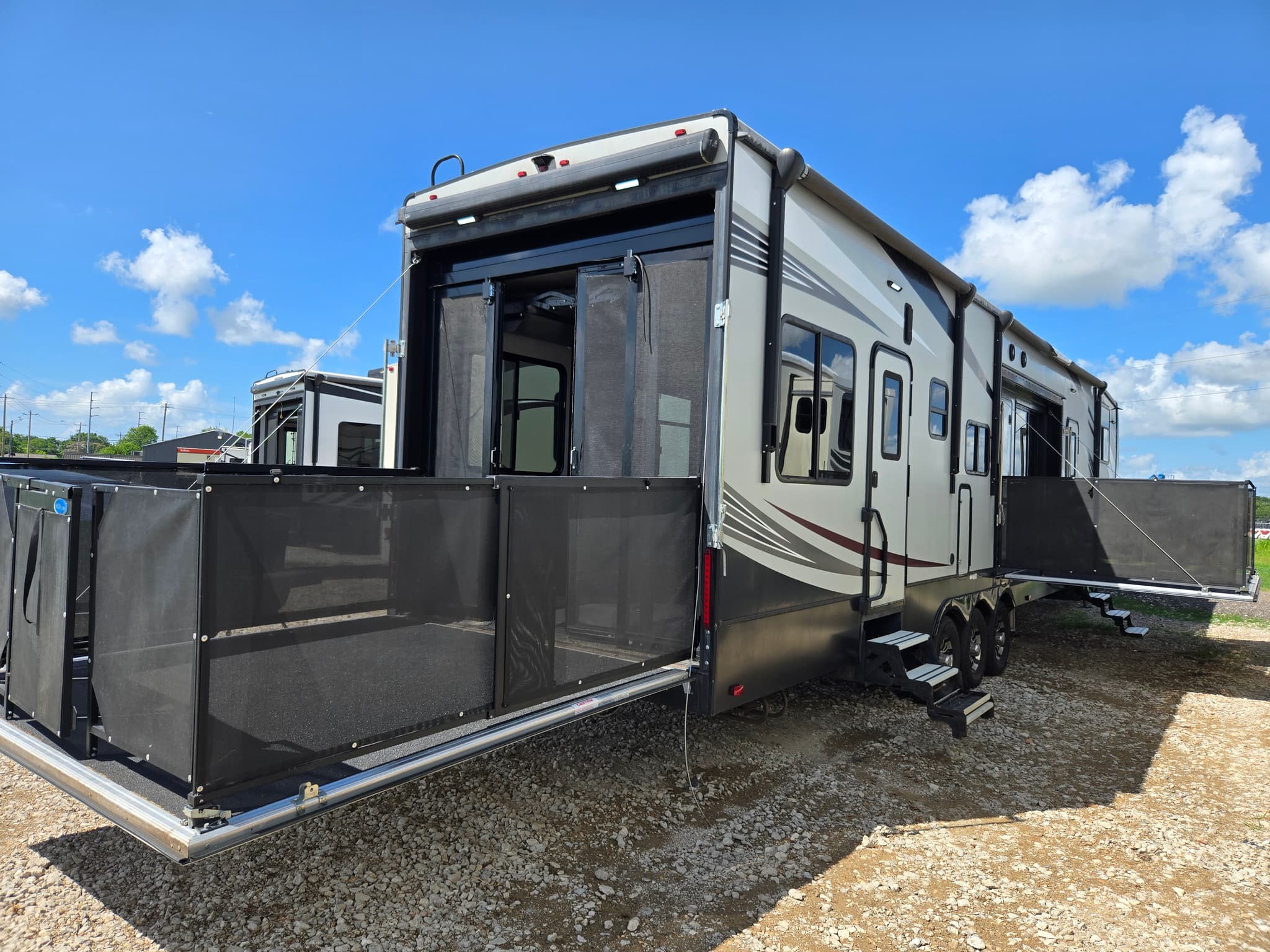 2018 Heartland Cyclone 4270 — photo 3 of 17
