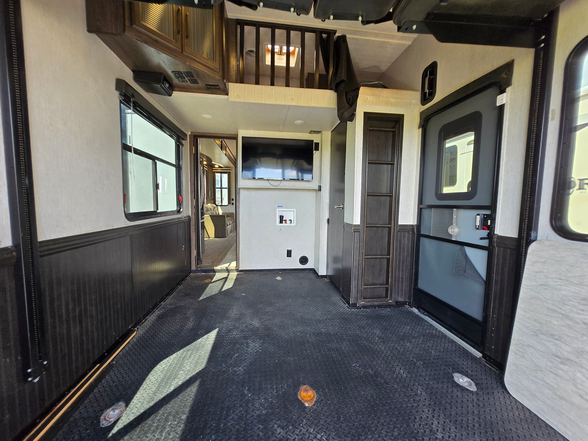 2018 Heartland Cyclone 4270 — photo 7 of 17