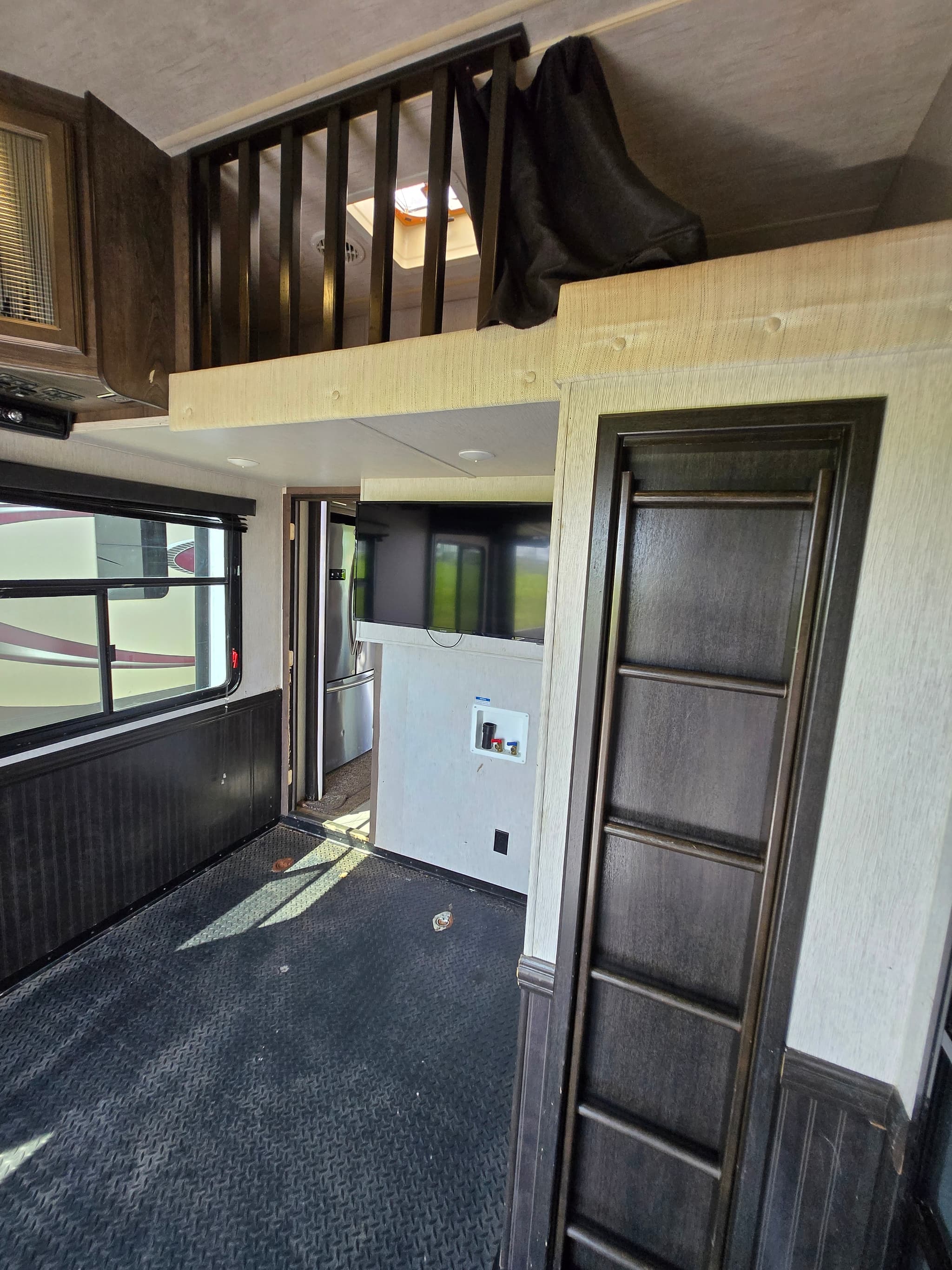 2018 Heartland Cyclone 4270 — photo 8 of 17