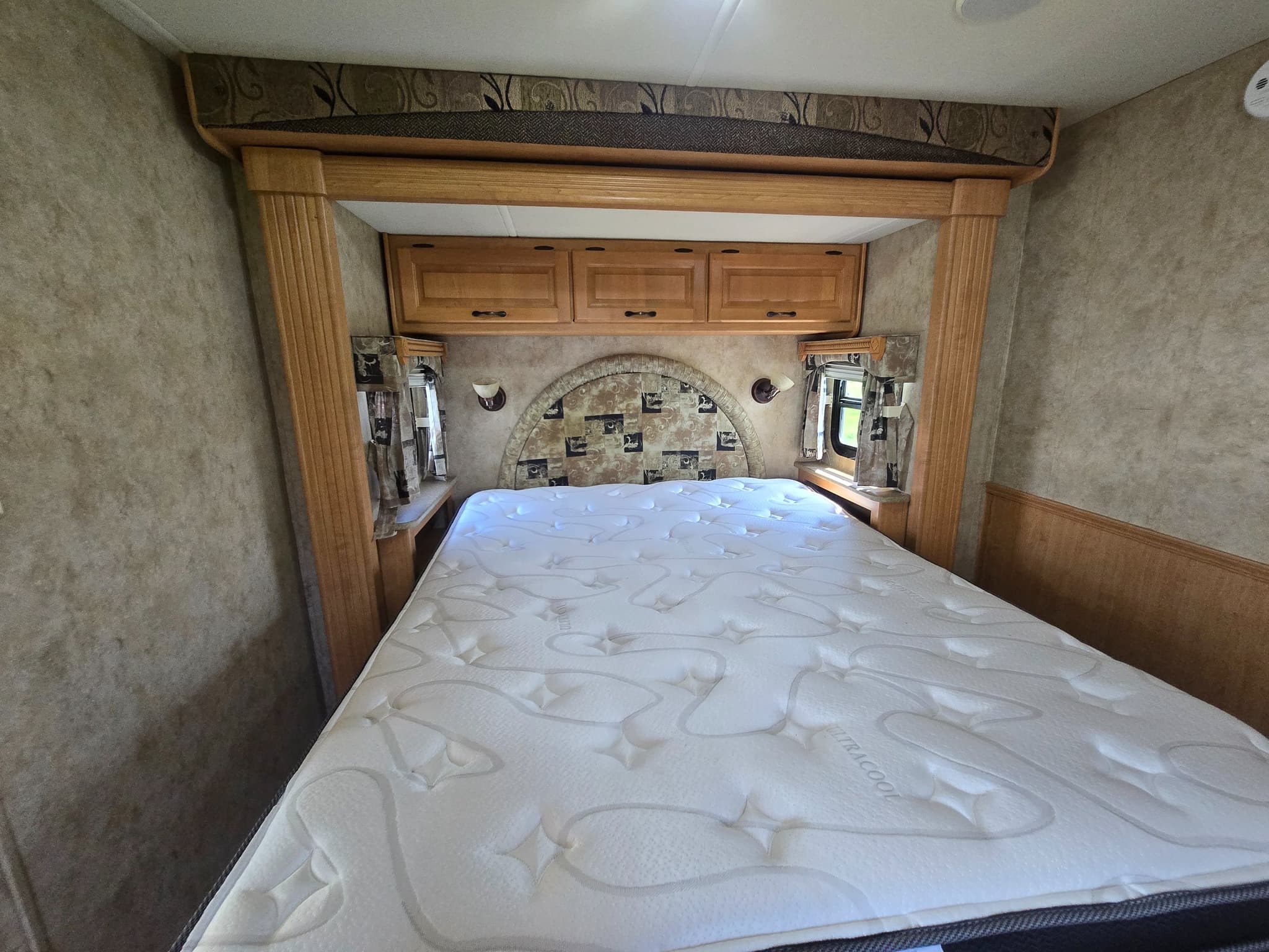 2008 Damon Challenger 355 — photo 15 of 19