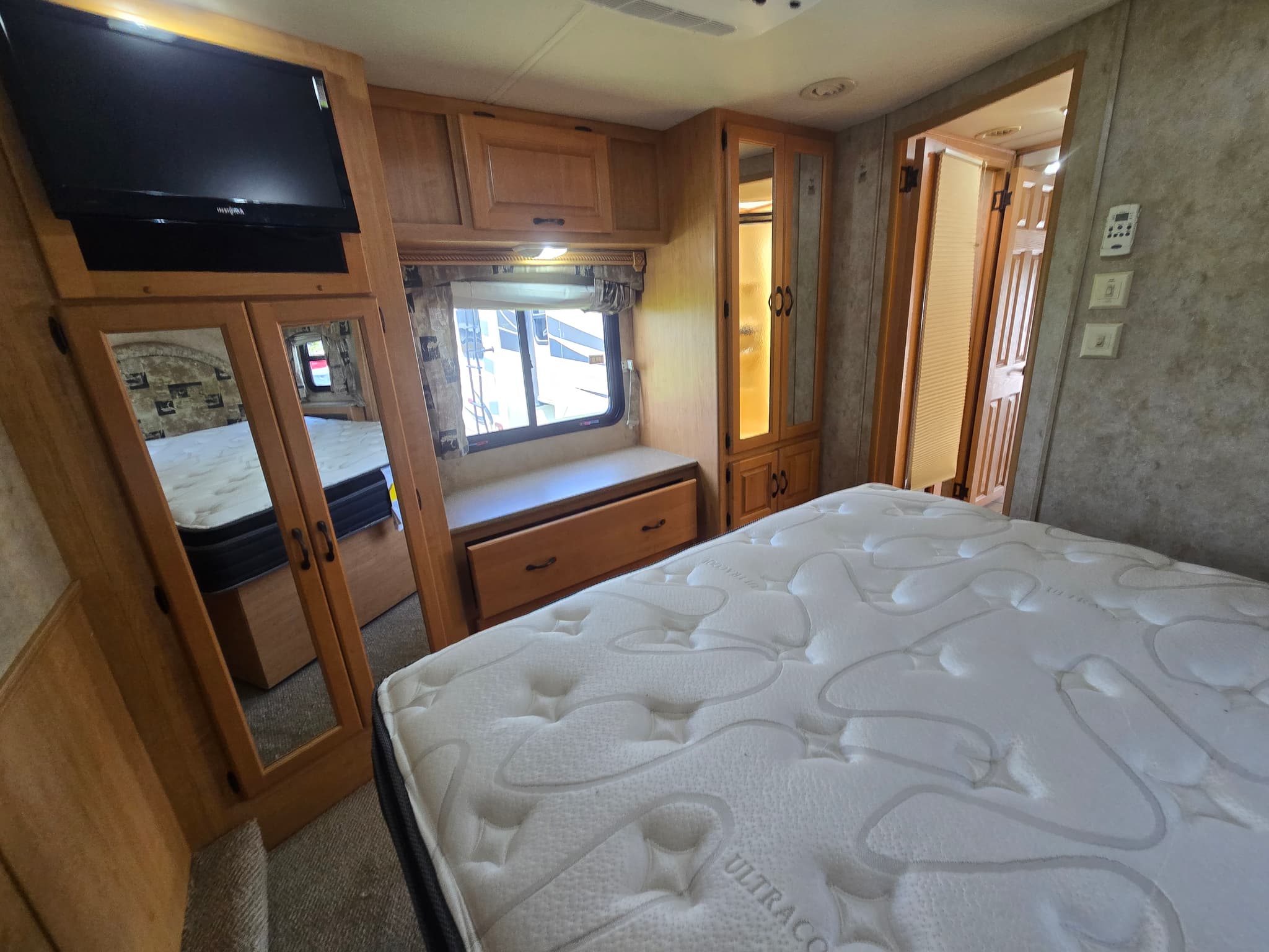 2008 Damon Challenger 355 — photo 16 of 19