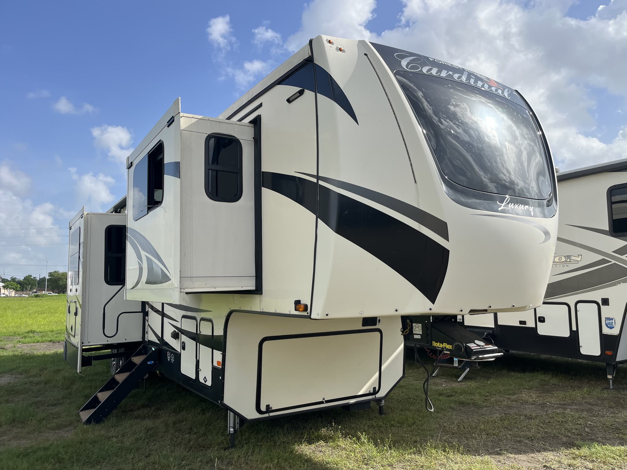 2021 Forest River Cardinal Luxury 370flx